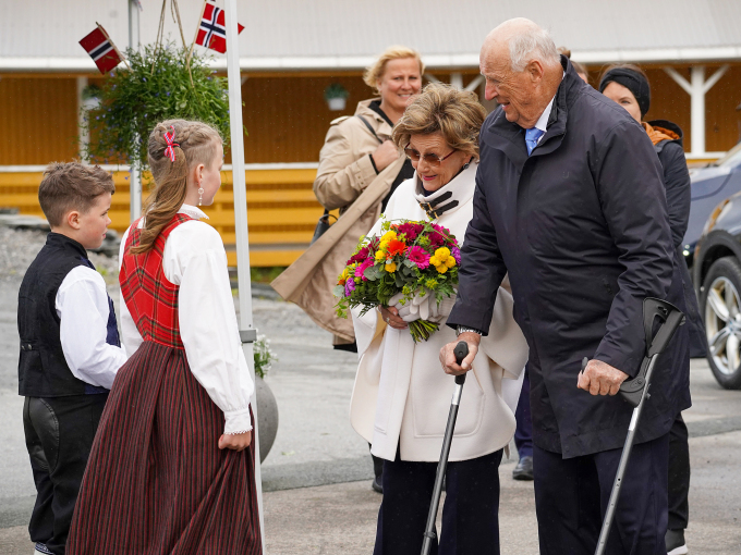 Aiden Patrik Haugli (9) og Andrea Sørli (10) ga Kong Harald og Dronning Sonja blomster ved ankomst Hemnes. Foto: Liv Anette Luane, Det kongelige hoff